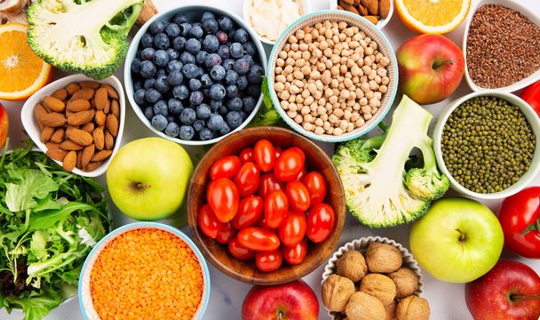 健康的なビーガンライフスタイルの概念,バランスの取れた食品,栄養,きれいな食事.食事、野菜、果物、白いテーブルの重量損失のためのナットのための新鮮な成分。健康的な背景、トップビュー. - 写真・画像