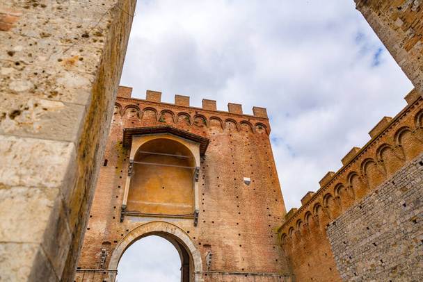 Porta Romana is one of the portals in the medieval Walls of Siena. It is located on Via Cassia in Siena, region of Tuscany, Italy. - 写真・画像