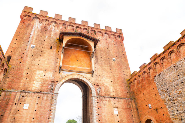 Porta Romana is one of the portals in the medieval Walls of Siena. It is located on Via Cassia in Siena, region of Tuscany, Italy. - Foto, Imagem