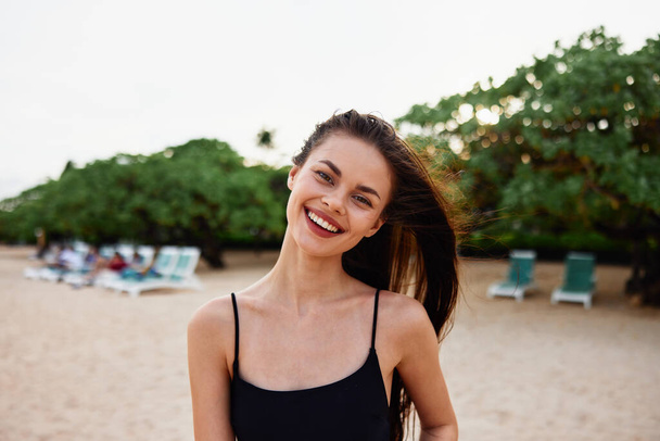 отдых женщина молодой отпуск летом улыбается ходьба пляж расслабиться берегу моря природа песчаный берег женский океан взрослый ходить улыбка открытый солнечный свет - Фото, изображение