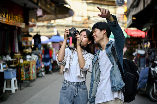 Felice e gioiosa giovane coppia turistica asiatica gode di scattare foto mentre visita la città vecchia di Chiang Mai insieme. - Foto, immagini