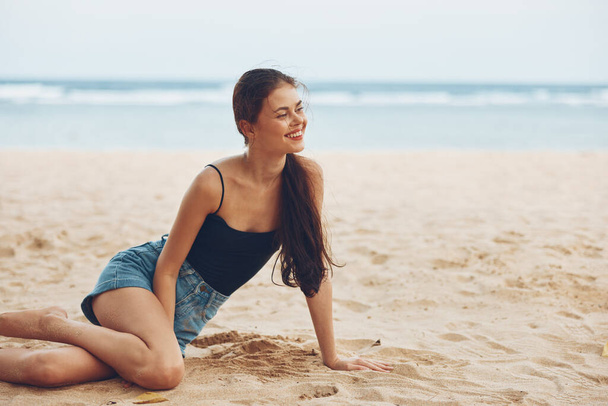 beztroska kobieta kaukaskie ciało wakacje wybrzeże morze słońce lato szczęśliwy natura wolność siedzi naturalne woda podróżować uśmiech piasek ładna plaża sam - Zdjęcie, obraz
