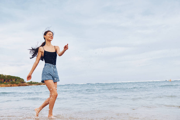 女性の笑顔夏のライフスタイル美しい旅行自然セクシーなビキニレジャー海リラックスビューティーウォーターランニングサンデー若い楽しいフライトビーチ - 写真・画像