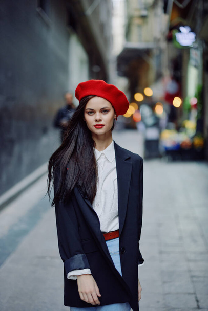 Mode femme portrait marche touristique dans des vêtements élégants avec des lèvres rouges marchant dans la rue étroite de la ville, Voyage, couleur cinématographique, style vintage rétro, dramatique. Photo de haute qualité - Photo, image