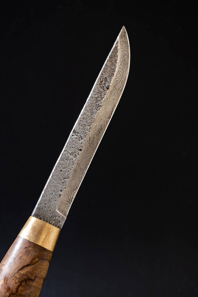 Siyah arka planda Şam çelik bıçakları. Mutfak bıçakları. Japon bıçağıyla donatılmış. Japon Şam çelik bıçakları seti. Pankart - Fotoğraf, Görsel
