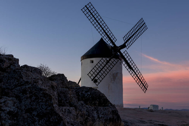 Klidný šarm: svědkem nadčasové krásy větrných mlýnů při západu slunce v Toledu - Fotografie, Obrázek