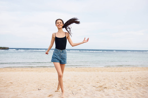 žena vlasy tekoucí oceán tělo bikiny západ slunce pláž usměvavý cestování svoboda pozitivní dlouhý aktivní životní styl zábava slunce úsměv mladé léto moře - Fotografie, Obrázek