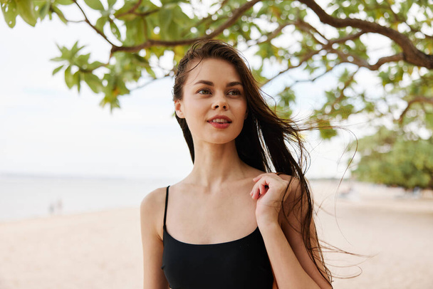 женщина беззаботная девушка песчаные небо отдых океан летний пляж молодой тропический счастливый берег море взрослый копир-пространство красота улыбка природа свобода - Фото, изображение