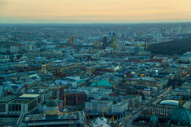Berlín, vista de la ciudad por la noche desde la torre de televisión - Foto, Imagen