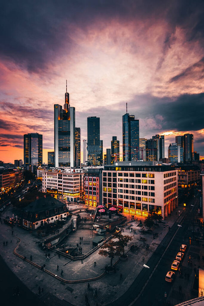 lThe Main with the Frankfurt skyline in the evening, at sunset. Nice overview of the city and its surroundings. in a special shade - Foto, Imagen