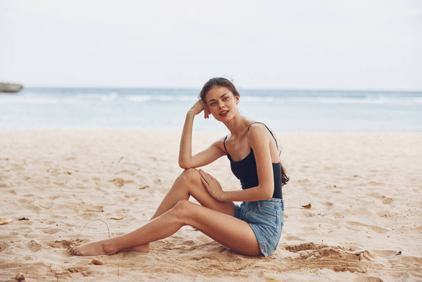 uśmiech kobieta słońce długo kaukaski podróże włosy wakacje morze moda piasek wakacje wolność biały młody plaża dorosły siedzi osoba natura wybrzeże model - Zdjęcie, obraz