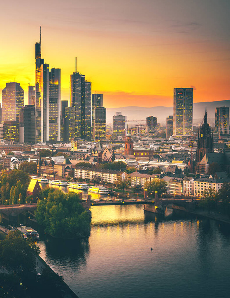 The Main with the Frankfurt skyline in the evening, at sunset. Nice overview of the city and its surroundings. in a special shade - Foto, Imagen