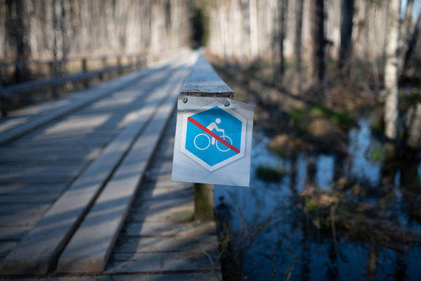 Concepto de restricción de bicicletas: señal que restringe el ciclismo en cierta área en el bosque (enfoque selectivo) - Foto, imagen