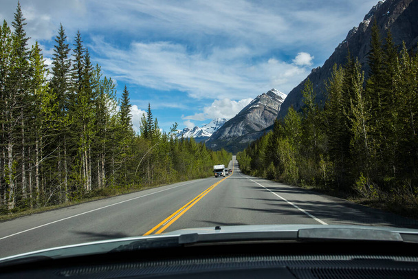 Kanada 'daki Jasper Ulusal Parkı' nda yaz manzarası - Fotoğraf, Görsel