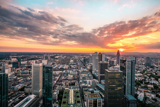 Frankfurt prospects. Great view over the city of Frankfurt in Germany. In the evening with backlight and sunset. beautiful sky of all colors. Hauptwache, rmer, main - Foto, Imagen