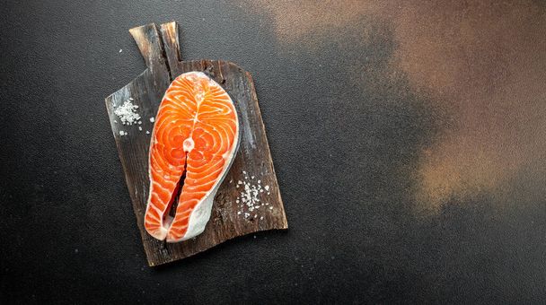 新鮮なローズマリー、スパイス、濃い背景に海塩を調理するために準備サーモンステーキ生魚。長いバナー形式。トップビュー. - 写真・画像