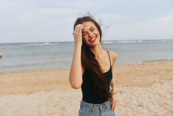 ジーン女性コピー海岸ライフスタイル幸せな海の休暇スペース屋外ガールコピースペースを楽しむビーチ大人の夏の熱帯平和な笑顔の砂の海の夕日 - 写真・画像