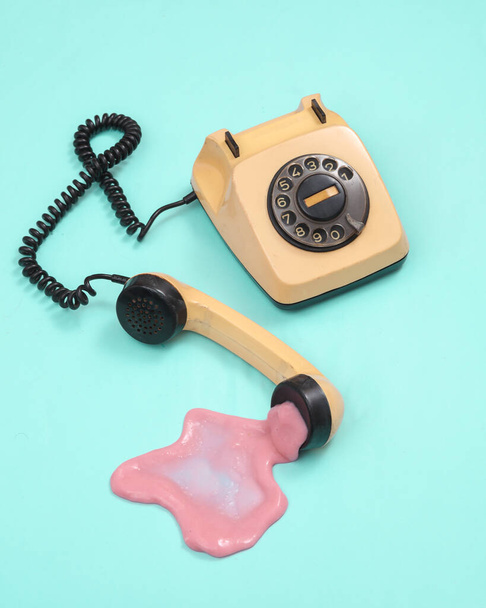 Yaratıcı minimalist düzen. Mavi arka planda sümüklü Retro telefon. Gerçeküstü yaz fikri. Kavramsal pop - Fotoğraf, Görsel