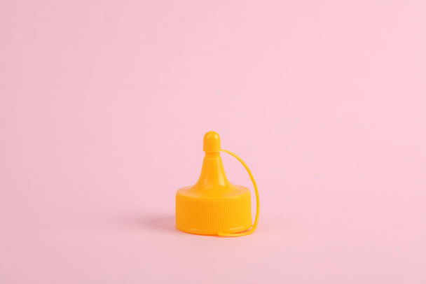 Mustard bottle cap on pink background - Photo, Image