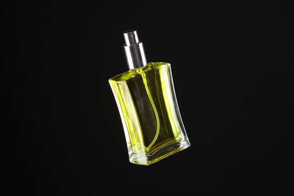 Parfümös üveg elszigetelt fekete háttér - Fotó, kép