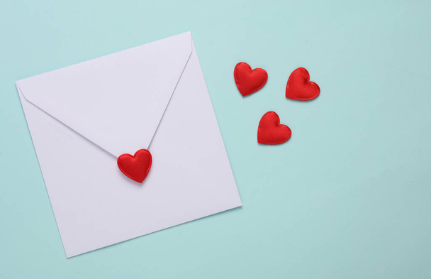Білий конверт з серцем на синьому фоні. Любов, романтика, день валентина, концепція 14 лютого
 - Фото, зображення