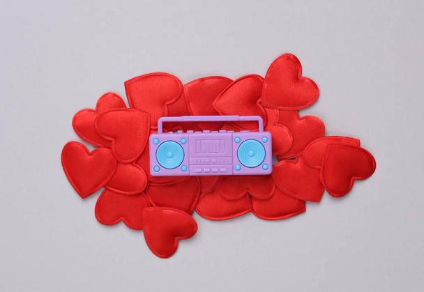 Giocattolo boombox registratore con cuori su sfondo grigio. Amore, romanticismo, San Valentino, 14 febbraio concept - Foto, immagini