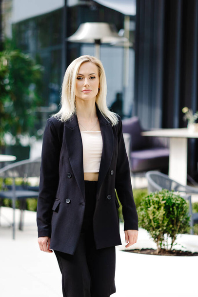 Business women style. Woman going to work walking on the street. Portrait of beautiful smiling female in stylish office clothes going on the street - Foto, Imagen
