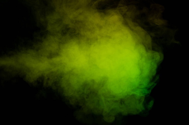Κίτρινος και πράσινος ατμός σε μαύρο φόντο. Αντιγραφή χώρου. - Φωτογραφία, εικόνα