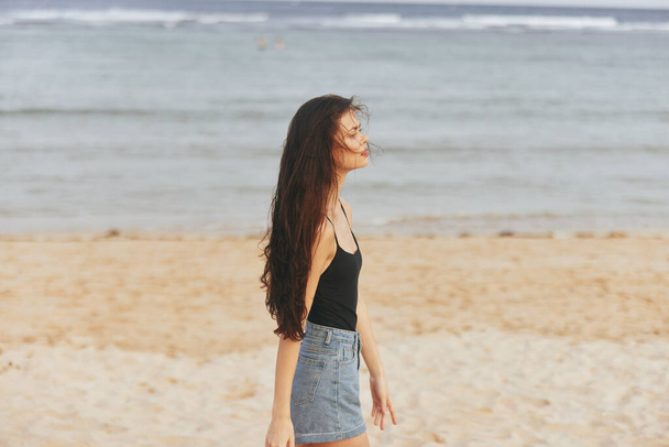 sonrisa mujer estilo de vida pacífico vacaciones playa sonriente océano verano mar caucásico largo sol relajarse puesta del sol luz del sol arena pelo belleza despreocupado orilla - Foto, imagen