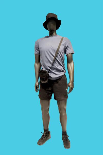 Teljes hosszúságú kép egy férfi kijelző próbababa viselő sportruházat elszigetelt kék háttér.  - Fotó, kép
