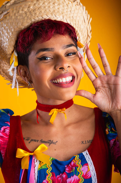 Retrato vertical, mulher brasileira vestida de festa junina. Arraial, Festa de São João. Foto de close-up. - Foto, Imagem