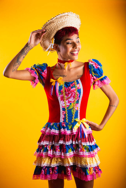 Dikey portre, Brezilyalı kadın festa junina kıyafetleri içinde. Atari, Aziz John Bayramı. - Fotoğraf, Görsel