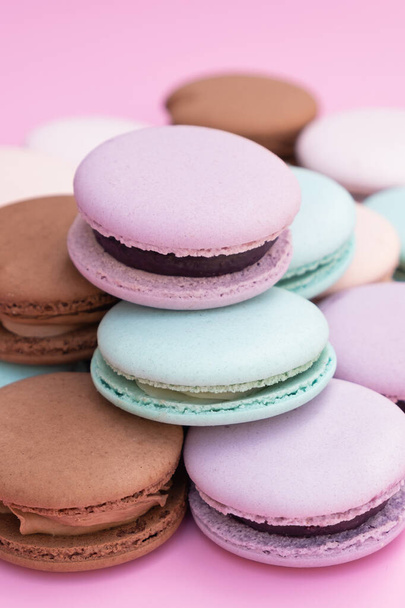 Verschiedene Farben Gebäck Macarons auf einem rosa Hintergrund. - Foto, Bild