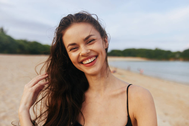 жінка природа безкоштовна дівчина, що йде море дозвілля пісок вода сонячне світло копіювання-простір жіночий захід сонця відпочинок пляж стиль життя океан літо тропічна прогулянка посмішка - Фото, зображення