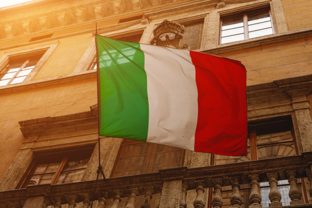 Bandeira italiana nas ruas da cidade velha. Vista inferior - Foto, Imagem