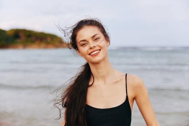 небо женщина пляж беззаботный отдых красота летом песчаное море ходьба закат красивый улыбающийся открытый длинный океан улыбка образ жизни побережье волос свобода - Фото, изображение