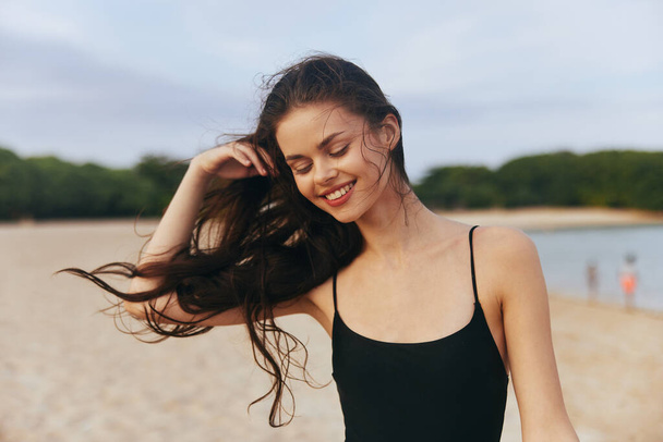ηλιοβασίλεμα γυναίκα απόλαυση lifestyle διακοπές φύση πρόσωπο ακτή όμορφη ελευθερία άμμος χαμογελαστός ωκεανός ενηλίκων χαμόγελο παραλία διακοπές νερό θάλασσα καλοκαίρι αντίγραφο χώρου - Φωτογραφία, εικόνα