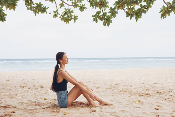 nő vonzó fehér hosszú kaukázusi utazás természet strand szép nyári életmód tenger ül fiatal egyedül gondtalan vissza mosoly szabadság kilátás haj homok nyaralás - Fotó, kép