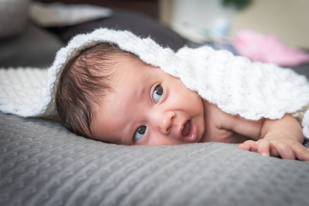 baba nyitott szemmel és szájjal fekszik az ágyon. Kiváló minőségű fénykép - Fotó, kép