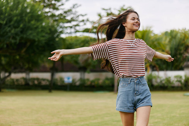 žena svoboda hipster t-shirt chůze mladý krásný park tvář portrét úsměv slunce životní styl venkovní zdraví příroda sunny péče štěstí klobouk šťastný léto - Fotografie, Obrázek