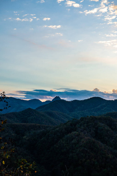 Mountain view  with mist at Wat Phrathat Doi Leng view point, Thailand. - Foto, immagini