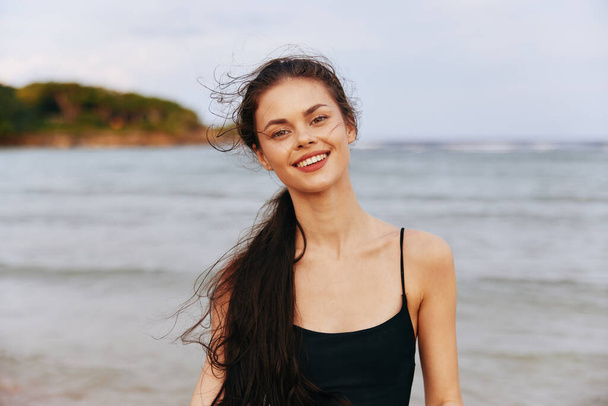 φύση γυναίκα καλοκαίρι πρόσωπο ευτυχία τρόπο ζωής ακτή ωκεανός ταξίδια όμορφη παραλία παραλία άμμο φως του ήλιου χαμόγελο διακοπές δωρεάν ηλιοβασίλεμα εξωτερική νερό ενηλίκων - Φωτογραφία, εικόνα