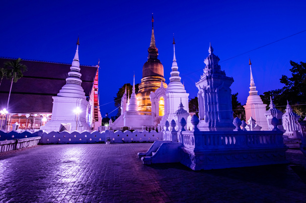 Suan Dok templom éjszaka, Thaiföld. - Fotó, kép