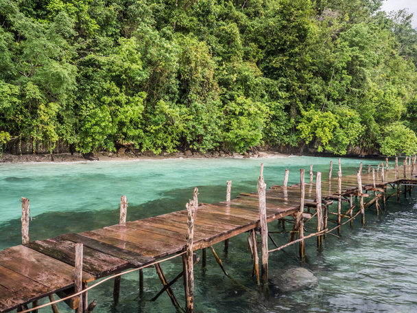 Ora Beach, Indonésie - 14. února 2018: Dřevěný rybník na vodě v Ora Beach Resort, Seram Island, Central Maluku, Indonésie - Fotografie, Obrázek