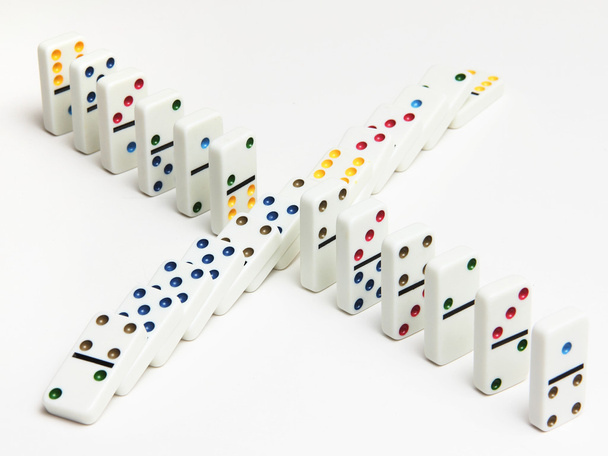 Dominot valkoisella pohjalla - seisova ja kaatunut
 - Valokuva, kuva