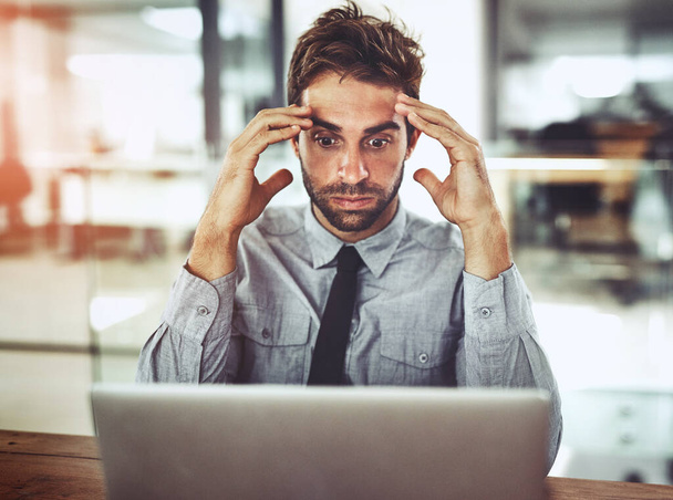 Biznesmen, laptop i ból głowy w stresie, lęku lub wypalenie w szoku od długu w biurze. sfrustrowany mężczyzna lub pracownik z silnym bólem głowy lub przepracowany w czasie kryzysu finansowego w miejscu pracy. - Zdjęcie, obraz