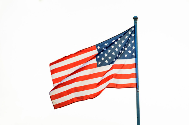 Amerikan bayrağı sallayarak üzerinde bayrak direği, izole beyaz arka plan - Fotoğraf, Görsel