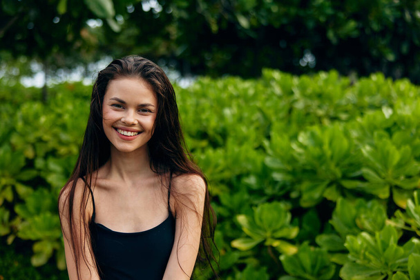 女性のウェルネスパークの自由を楽しむ少女の笑顔の美しい笑顔の幸せリラックスライフスタイルTシャツ自然のヒップスターウォーク屋外夏の日没 - 写真・画像