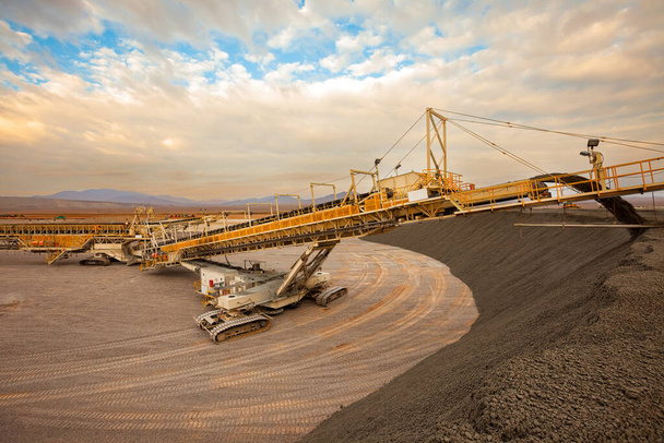 Machines empilant des dépôts de sulfure de cuivre dans une mine de cuivre au Chili - Photo, image
