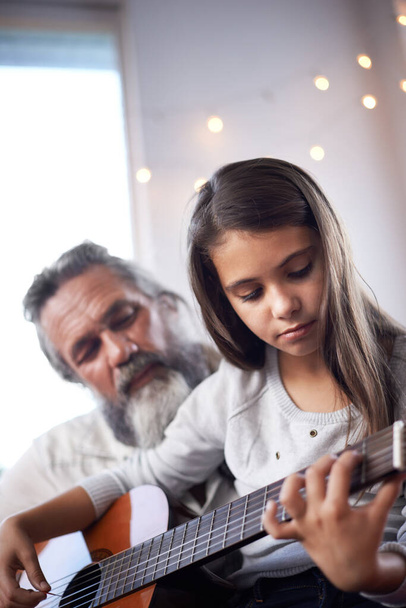 Ragazza con nonno, chitarra e imparare a giocare, educazione musicale e aiutare con lo sviluppo creativo. Musicista, arte e vecchio che aiutano le bambine ad imparare l'attenzione e l'abilità sullo strumento musicale. - Foto, immagini